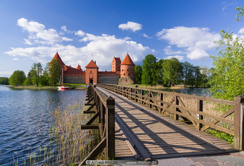 15 Bridge to Trakai castle