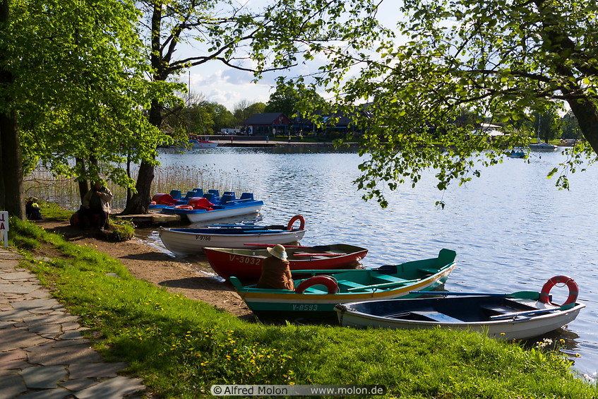 17 Lakeside boats