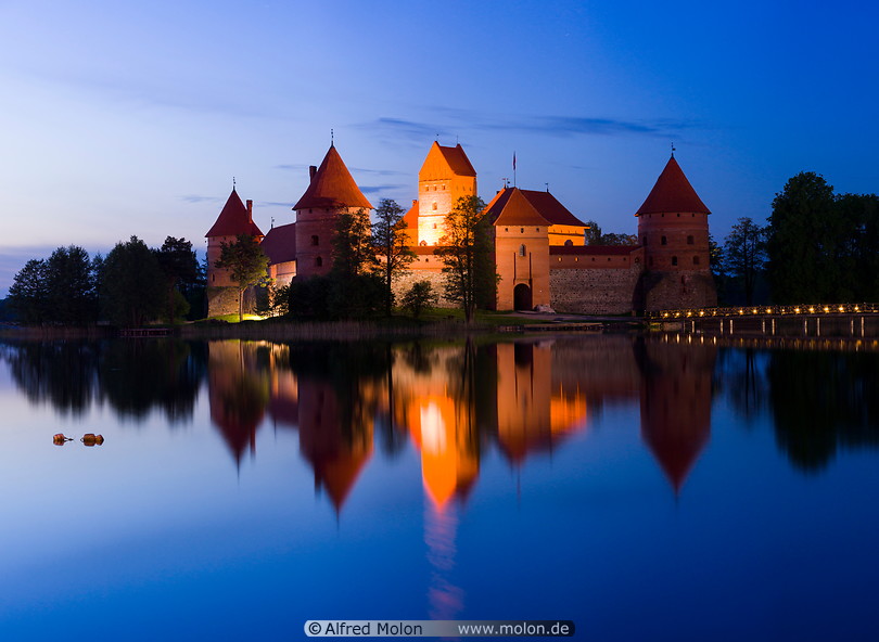 21 Trakai castle at night