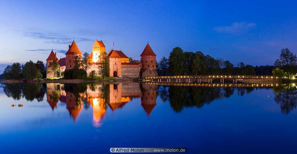 23 Night view of Trakai castle