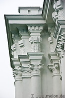 08 Decorated white columns