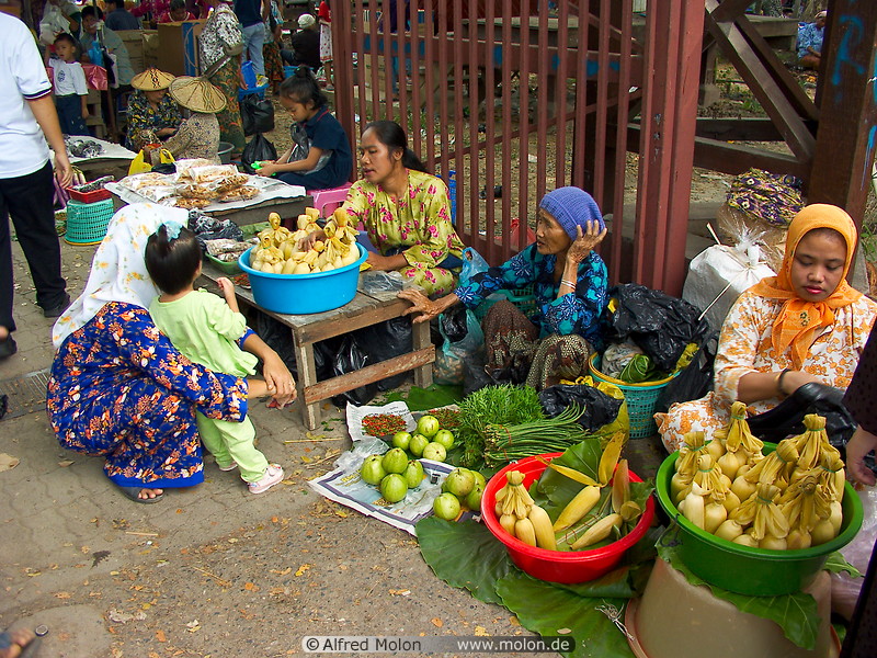01 Sabah women selling vegetables