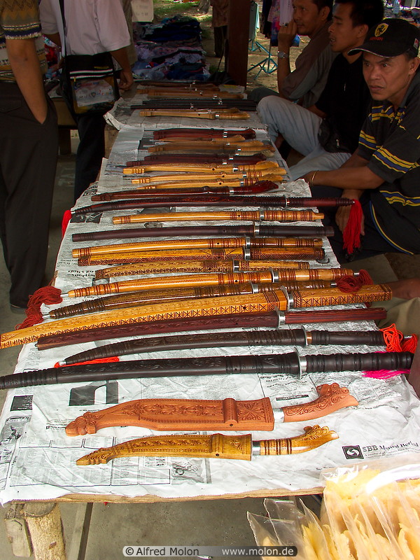09 Knives and swords seller