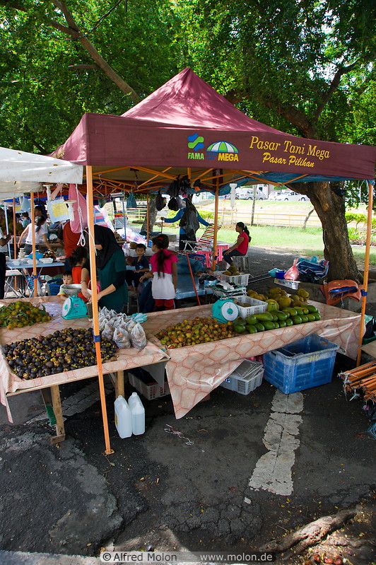 02 Fruit stalls