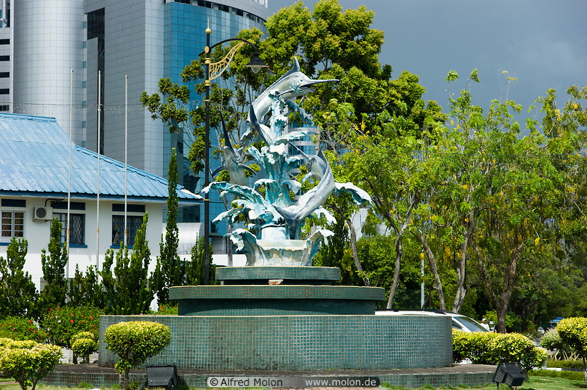 14 Fountain in roundabout