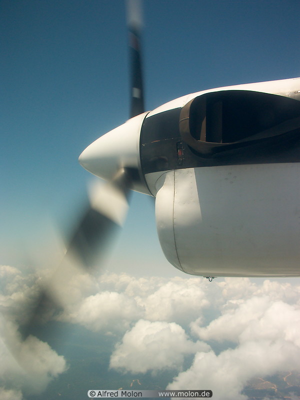 01 Propeller and clouds