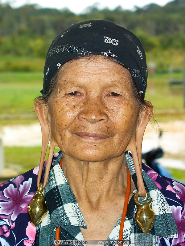 05 Old Kelabit woman with long ears