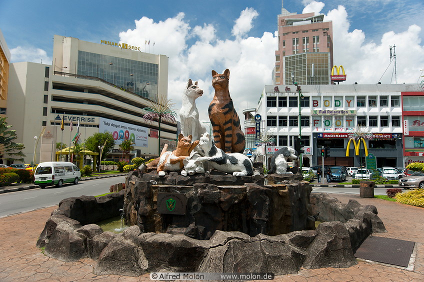 02 Cat statue and fountain