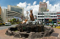 02 Cat statue and fountain
