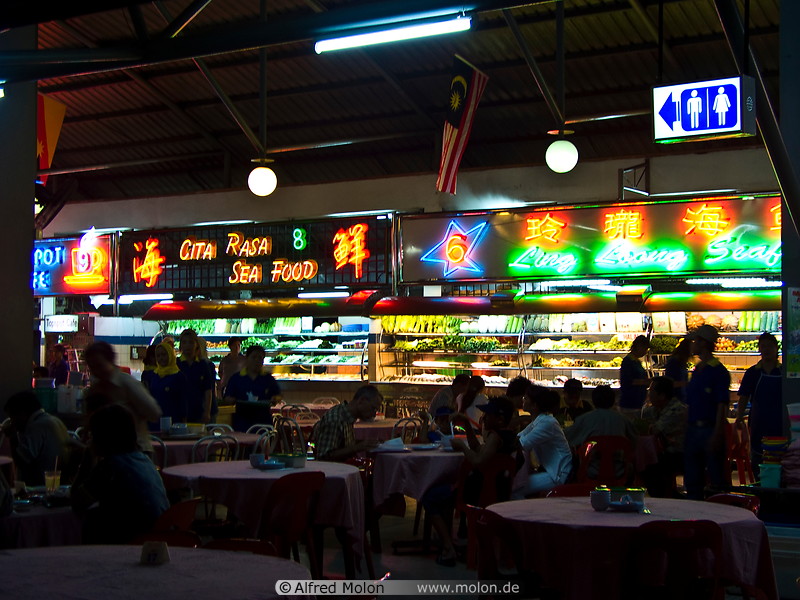18 Topspot seafood centre at night