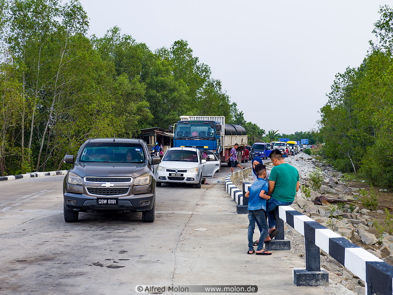 08 Car queue for Batang Lupar ferry