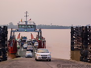 26 Pusa ferry unloading cars