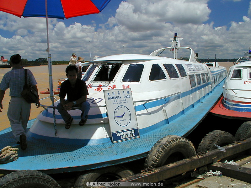07 Speedboat on Rejang river