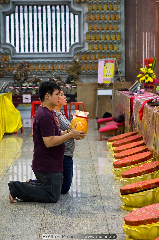 19 Couple praying to Buddha