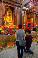 20 Couple praying to Buddha