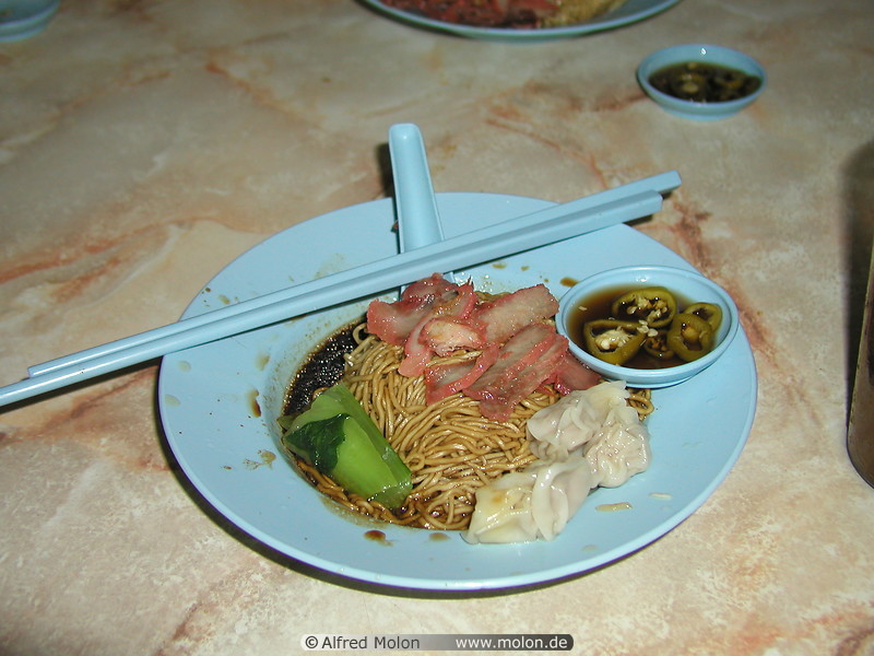 09 Noodles with pork and wantan