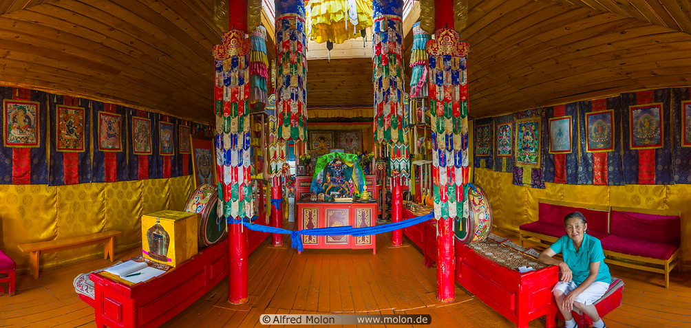 04 Buddhist temple interior