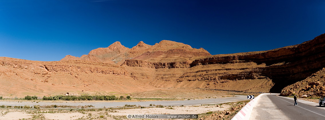 06 Desert scenery with red cliffs