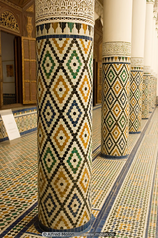 02 Decorated columns