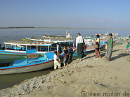 16 Tourist boats in Bagan