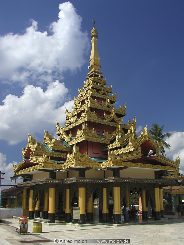 18 Burmese style temple in Shwemawdaw pagoda
