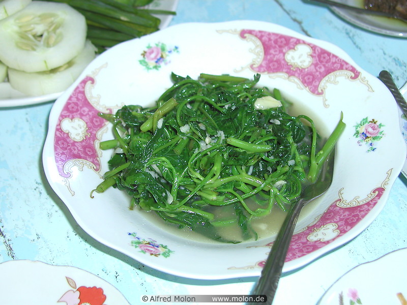 09 Water spinach with garlic