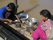07 Intha people preparing fish