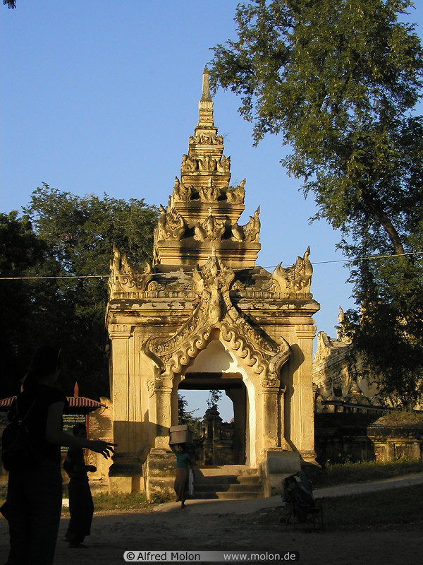 04 Gate to Maha Aungmye Bonzan Monastery