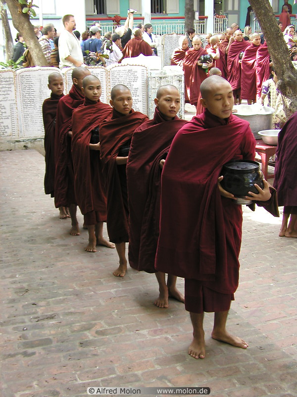 09 Monks queuing up for lunch