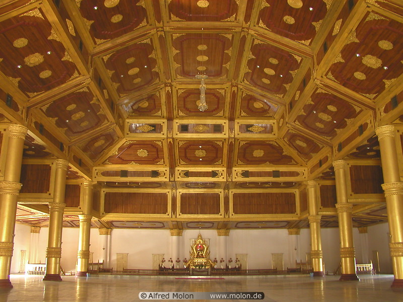 20 Atumashi monastery interior hall