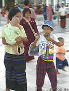 02 Family in Shwedagon pagoda