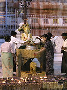 04 Pilgrims in Shwedagon pagoda