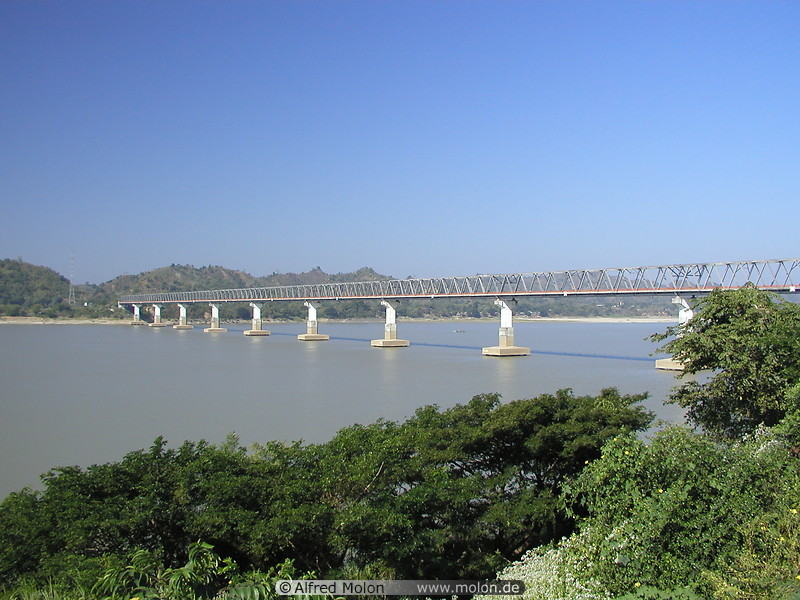 04 Ayeyarwaddy bridge near Pyay