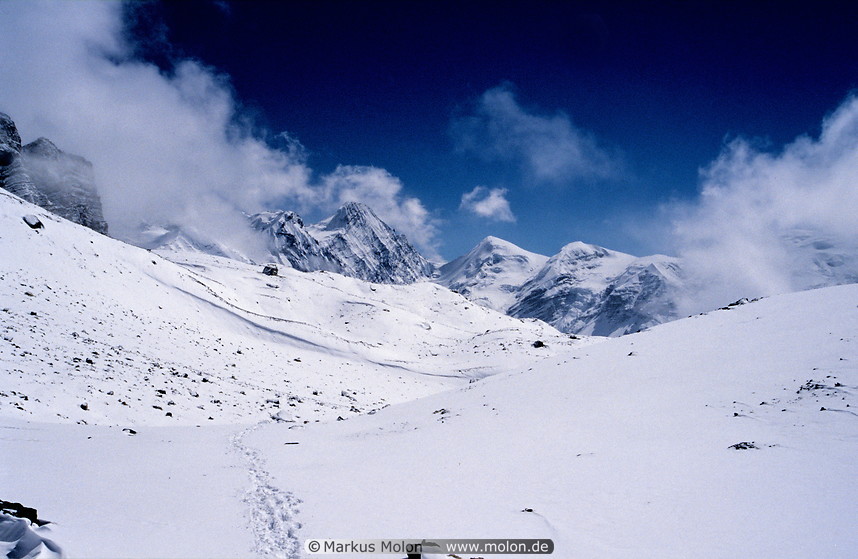 01 Snowy view on Thorung La Pass