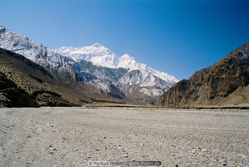 27 Trekking through the Kali Gandaki river bed
