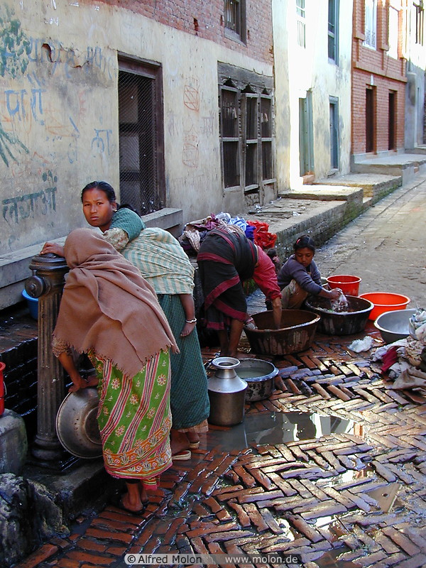 06 Women washing clothes in Bhaktapur