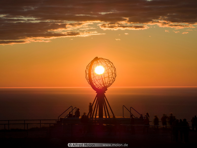18 North Cape globe and midnight sun