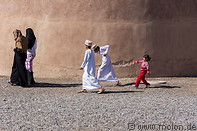 09 Omani family