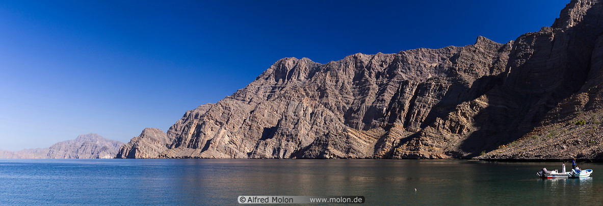 06 See and cliffs in Khor Najed