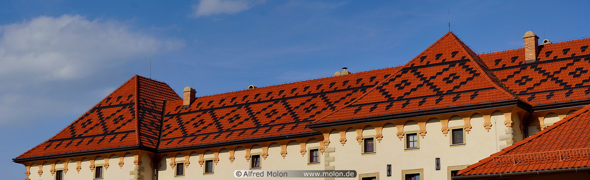 05 Decorated red roof