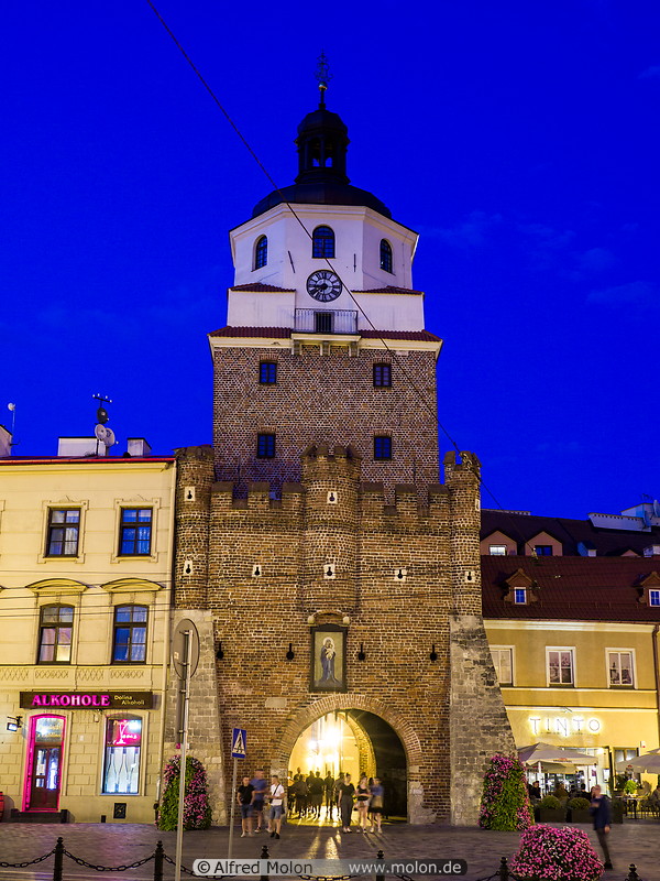 21 Krakowska gate at night