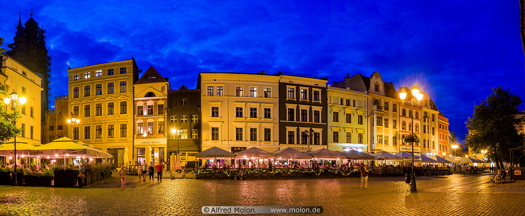 18 Rynek square at night