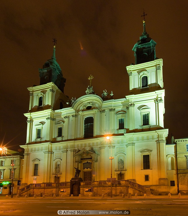 17 Holy cross church at night