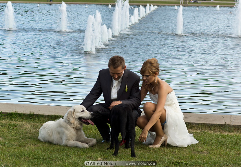 02 Wedding couple with dog