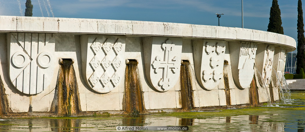 16 Fountain decorated with coats of arms