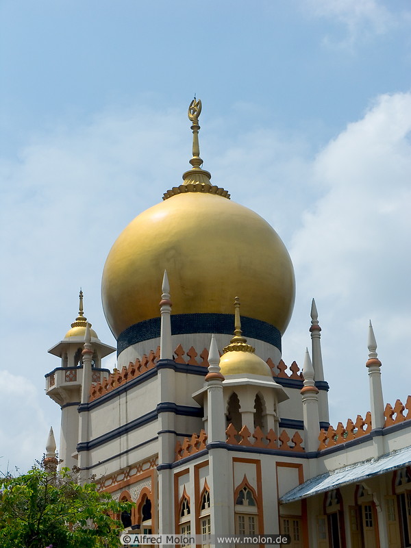 10 Golden dome of Sultan mosque