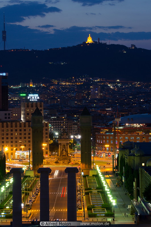 16 Night view of Placa Espanya