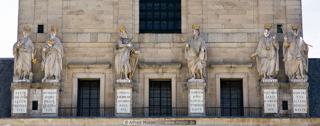 03 Statues on facade of San Lorenzo Basilica