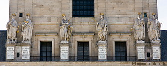 03 Statues on facade of San Lorenzo Basilica