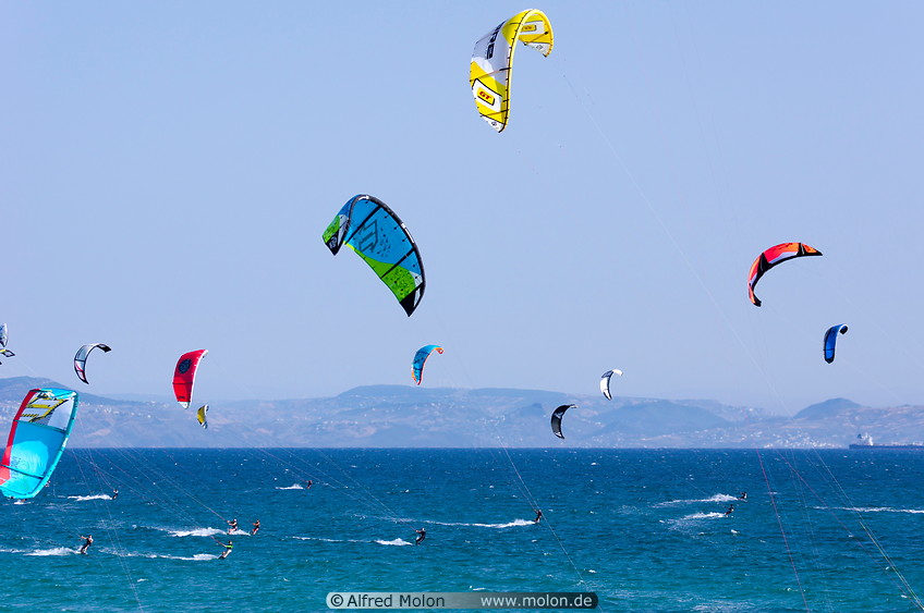 09 Kitesurfers and kites